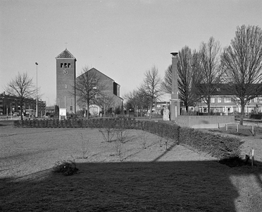 855117 Gezicht op het plantsoen aan de Prins Bernhardlaan in de wijk Zuilen te Utrecht, met op de achtergrond de ...